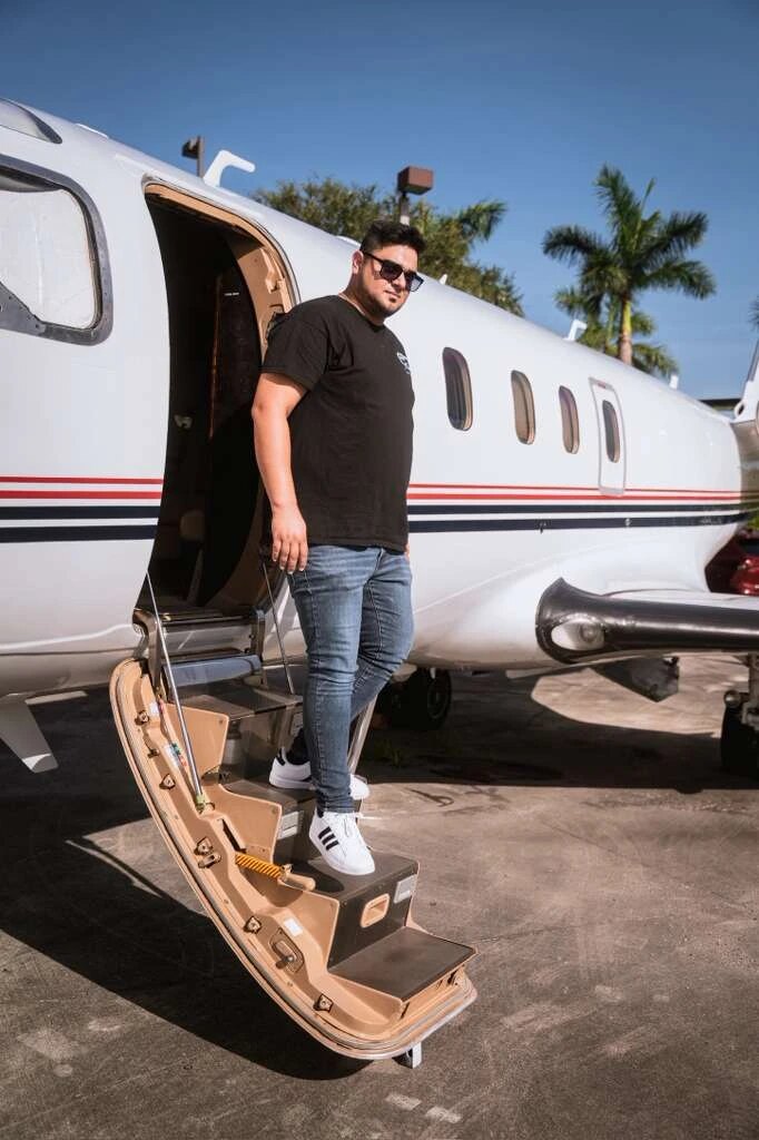 Jean Zúñiga junto a una aeronave
